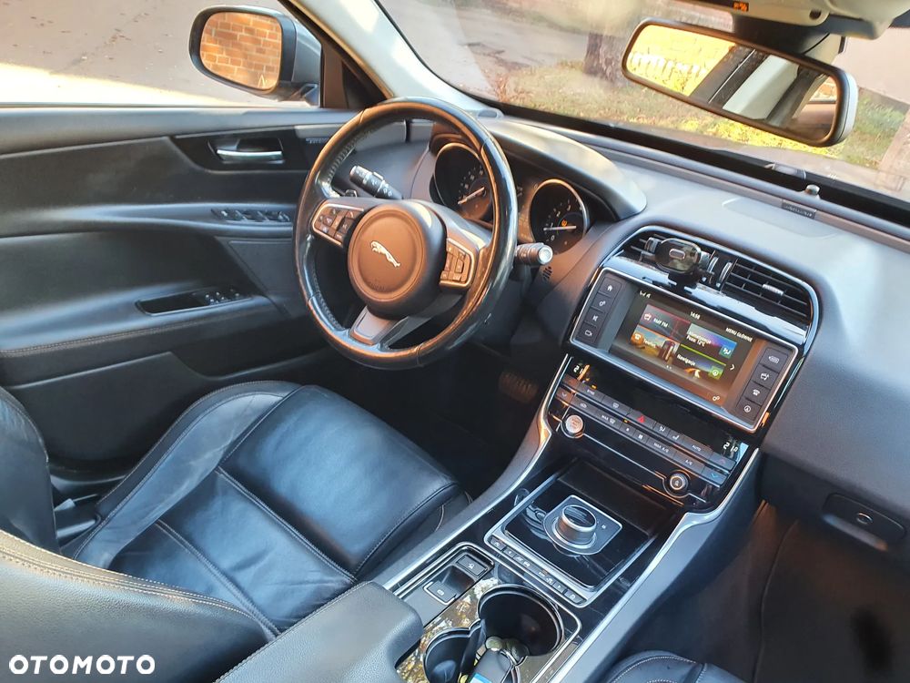 Jaguar XE S - 9