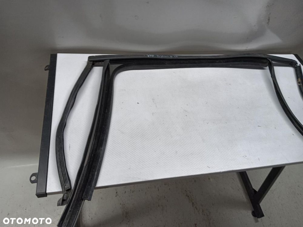 USZCZELKA SZYBY TYŁ TYLNA LEWA VW TIGUAN II 5NA839431 - 2