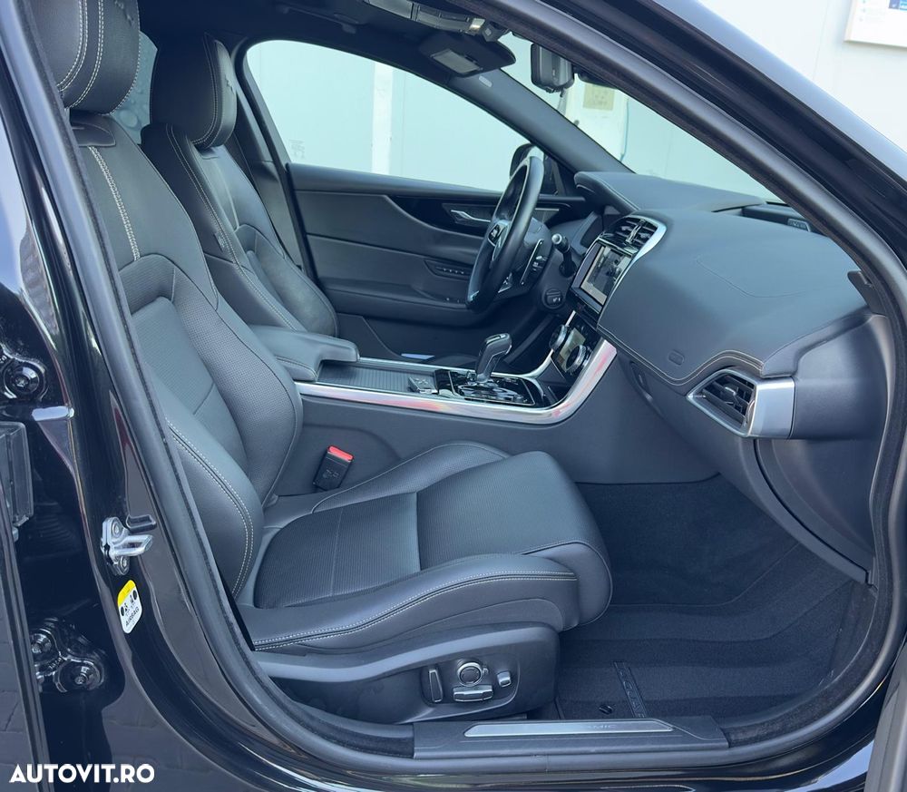 Jaguar XE P300 AWD R-Dynamic HSE - 20