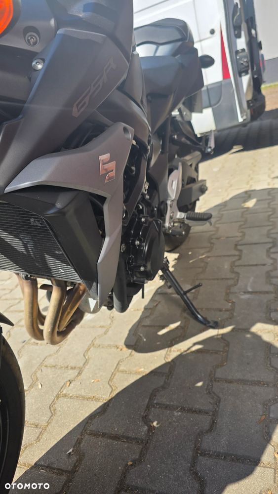 Suzuki GSR - 3
