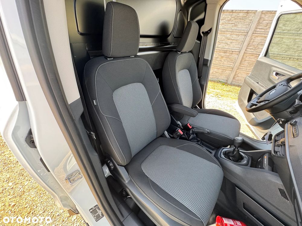 Ford Transit Courier - 19