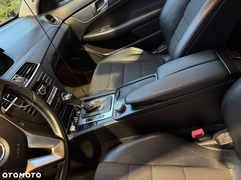 Mercedes-Benz C-Class 2011 photo 2