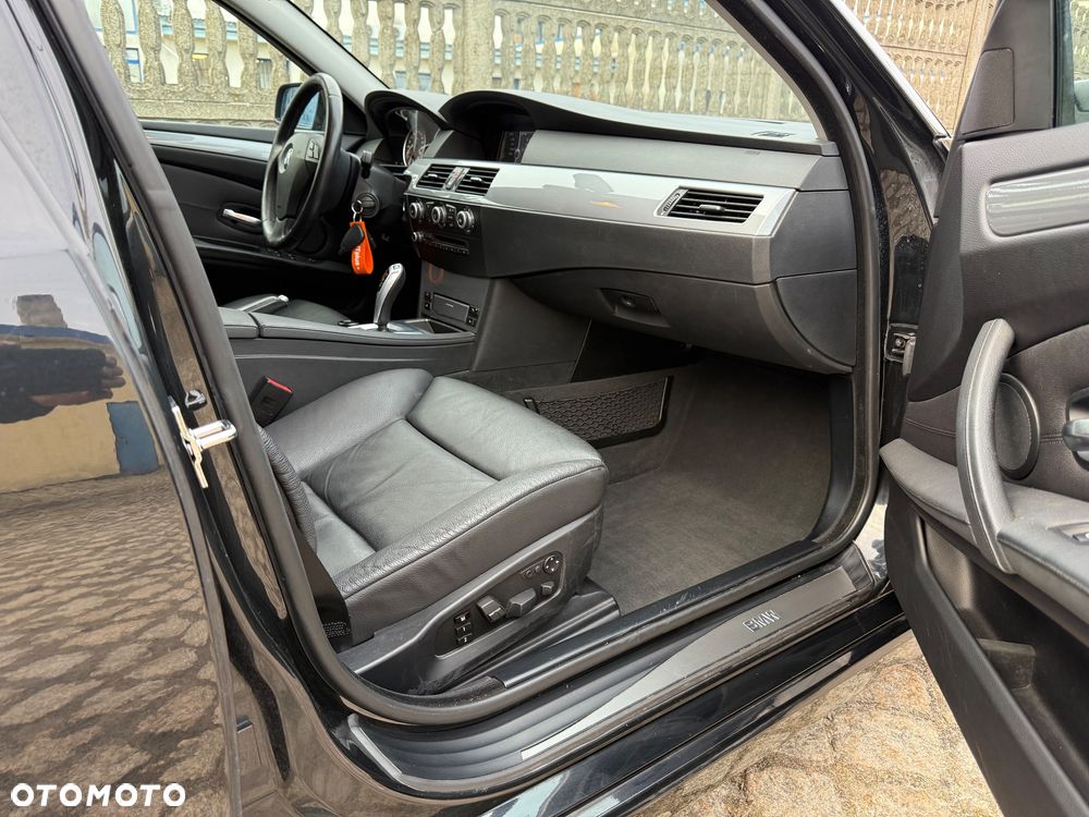 BMW Seria 5 525d - 27