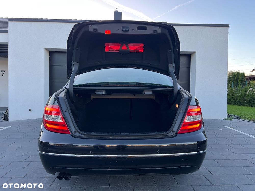 Mercedes-Benz Klasa C 180 CGI Automatik BlueEFFICIENCY Avantgarde - 32