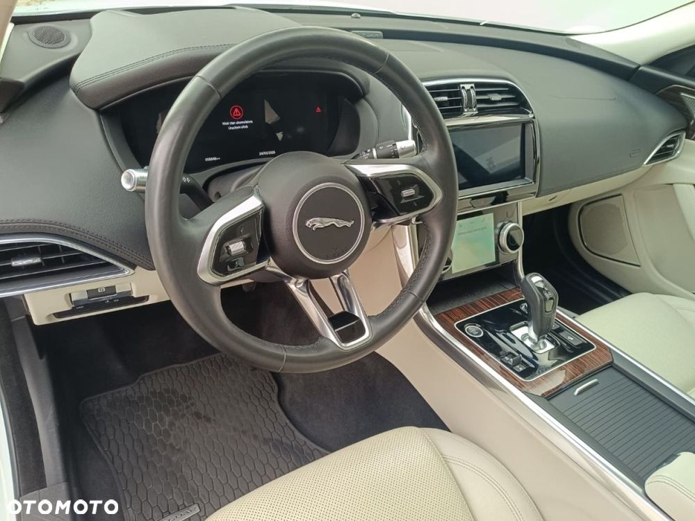 Jaguar XE - 20