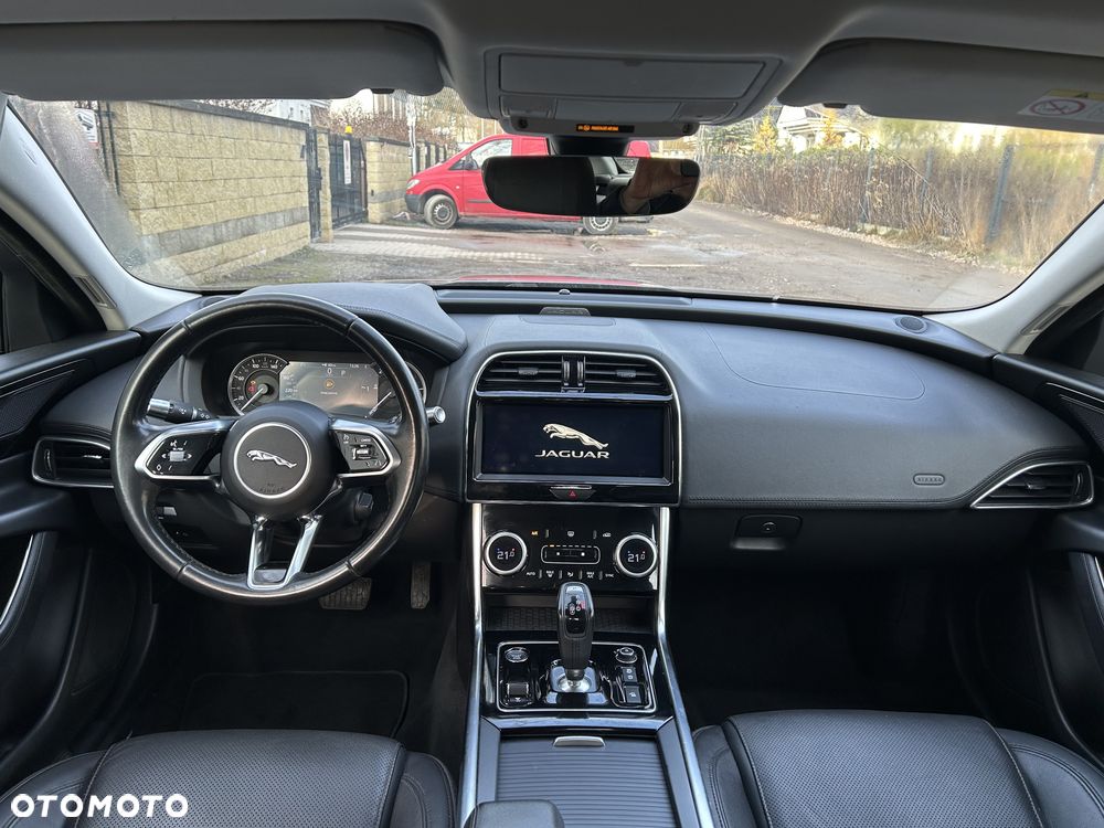 Jaguar XE 20d Prestige - 11