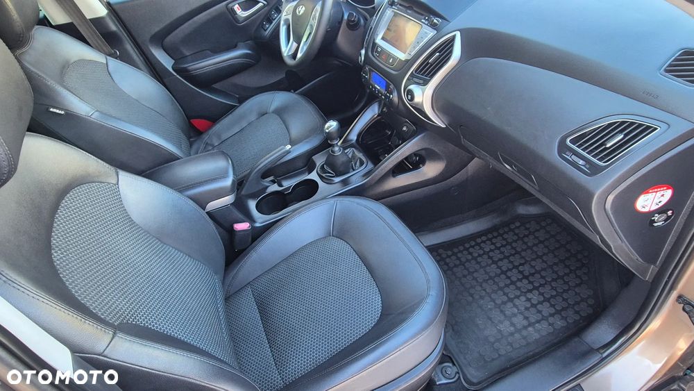 Hyundai ix35 1.7 CRDi 2WD blue Finale Gold - 24