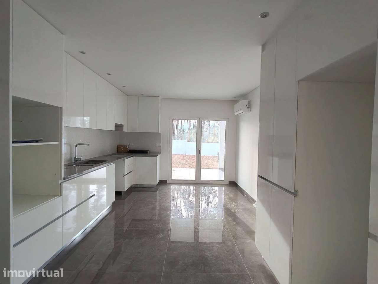 Moradia T3 / Nova / Terreno / Churrasqueira / Ar condicionado / Santa - Grande imagem: 4/19