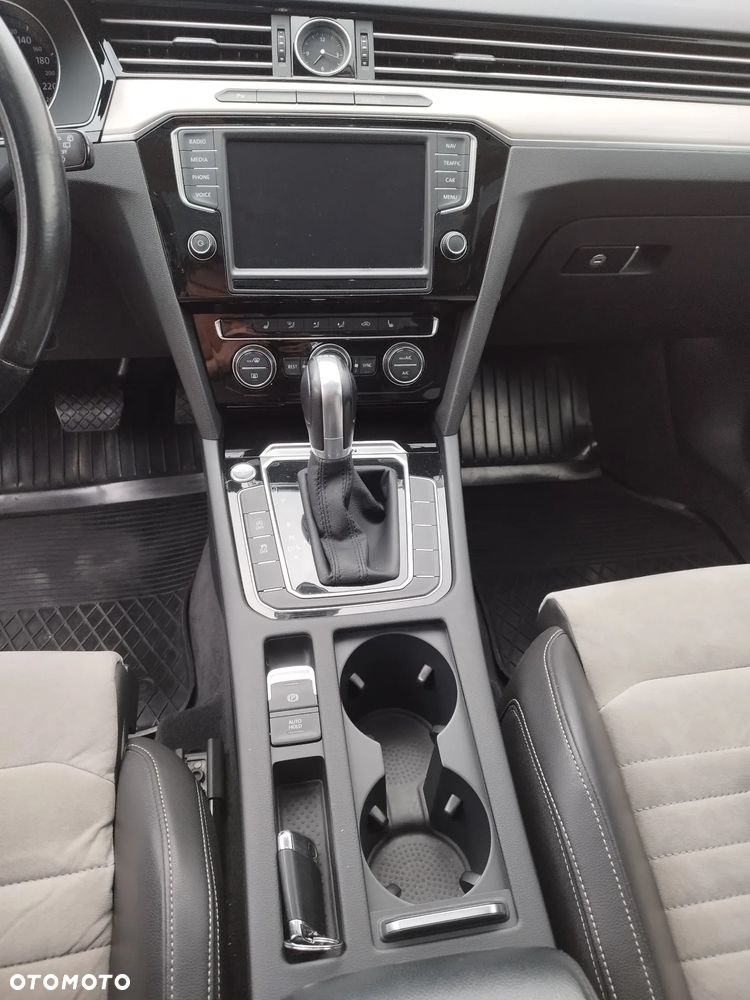 Volkswagen Passat 2.0 TDI SCR 4Mot DSG Highline - 9