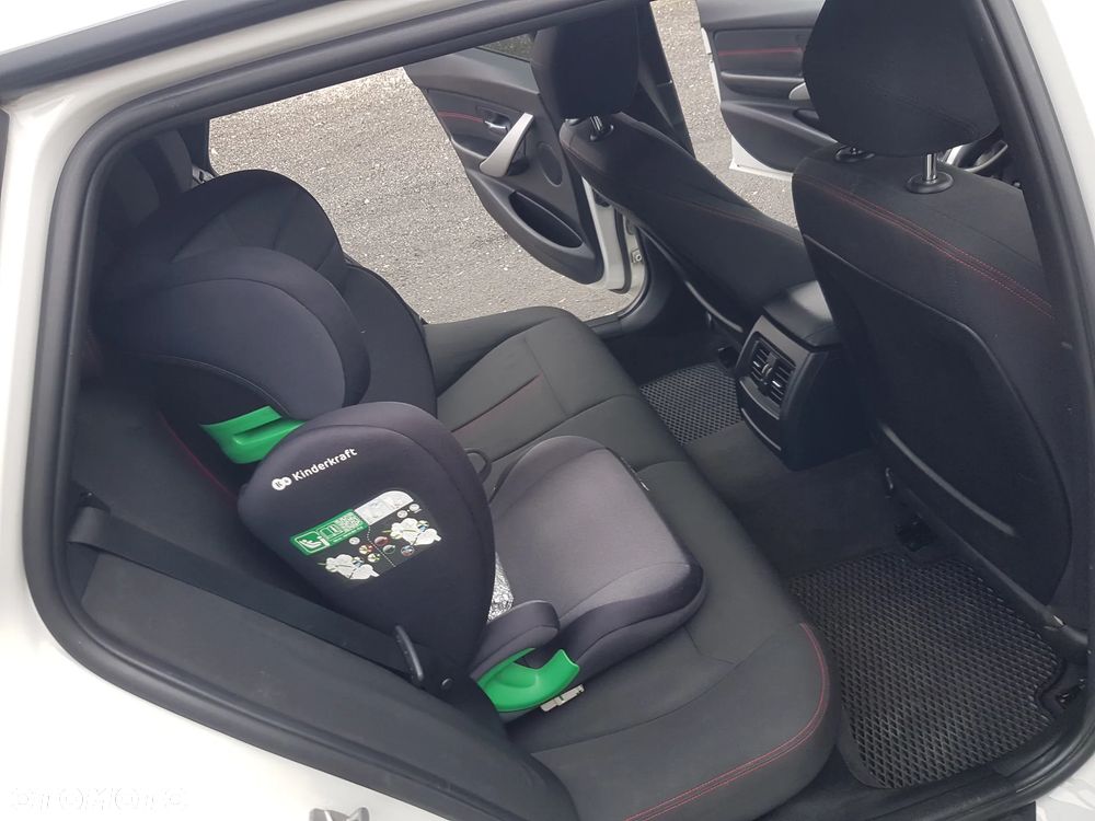 BMW Seria 3 330d xDrive Sport-Aut Sport Line - 19