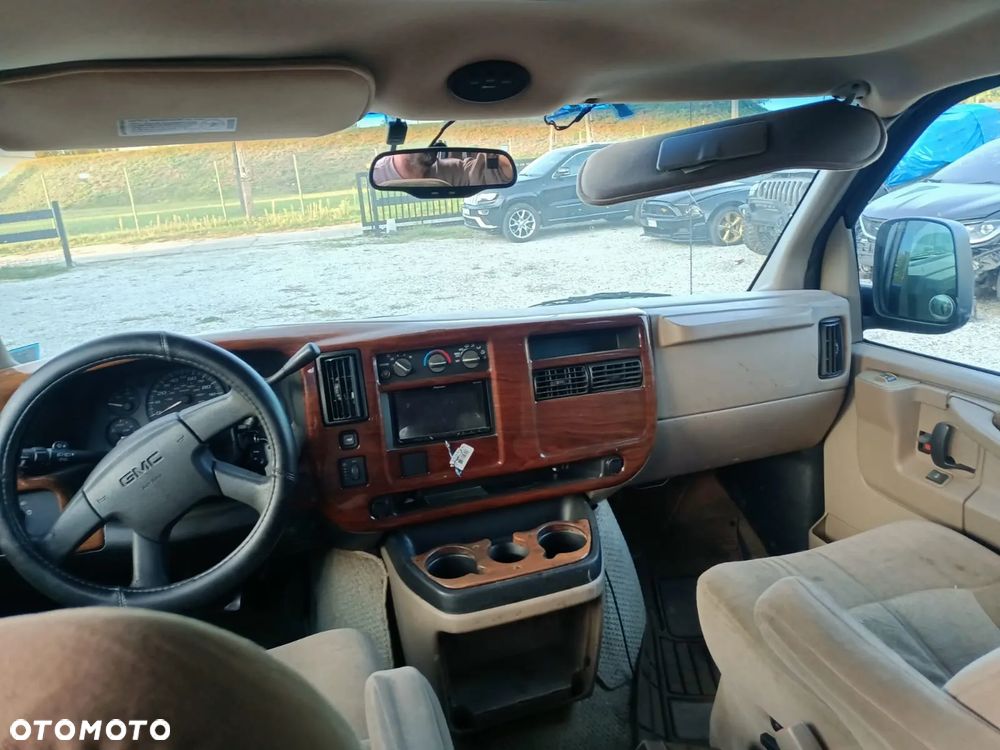 GMC Savana - 7