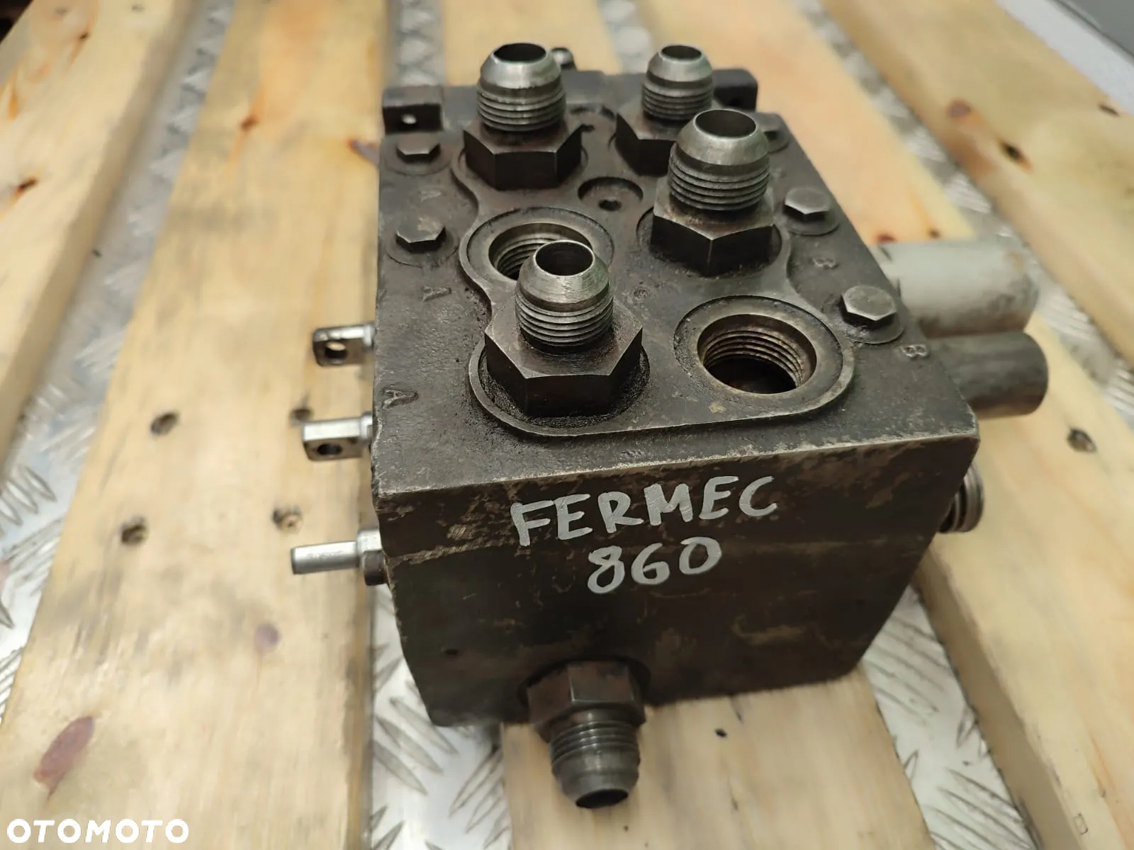 Rozdzielacz hydrauliczny 161B0003 FERMEC 860 - 12