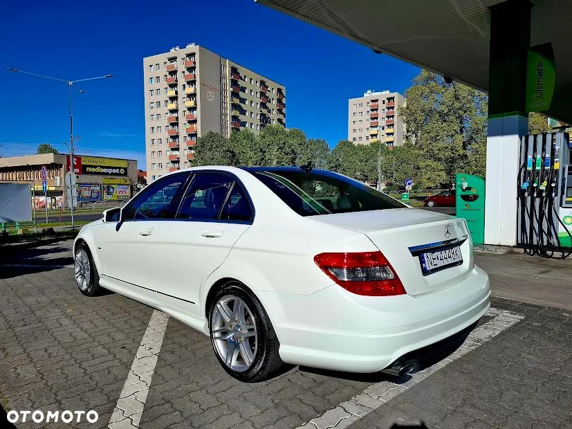Mercedes-Benz Klasa C 180 CGI Automatik BlueEFFICIENCY Elegance - 36
