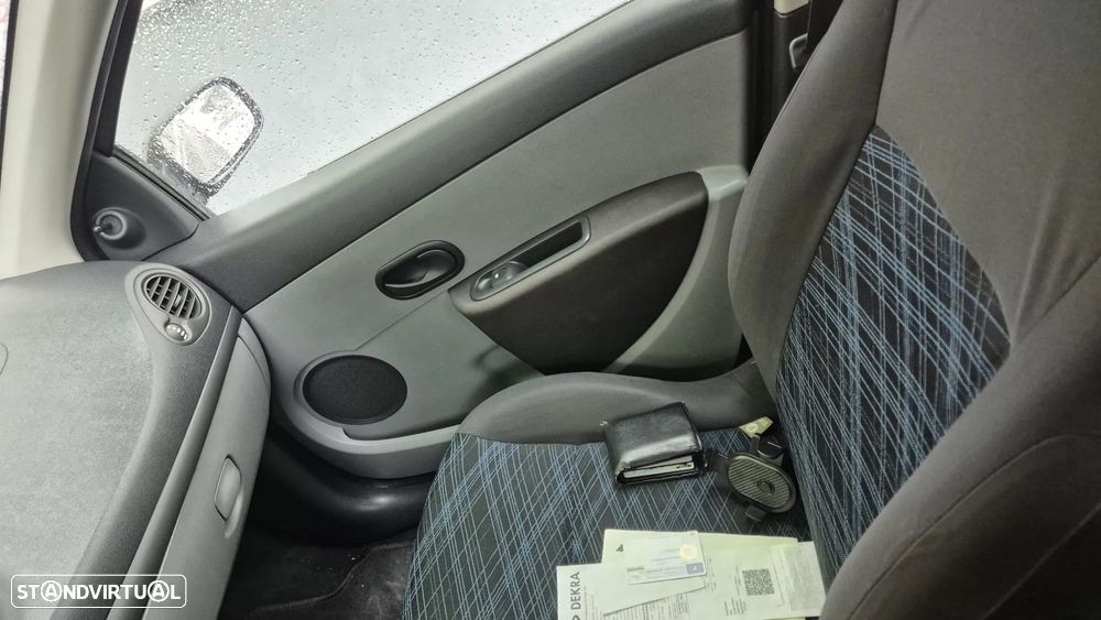 Renault Clio 1.2 16V Confort Authentique - 10