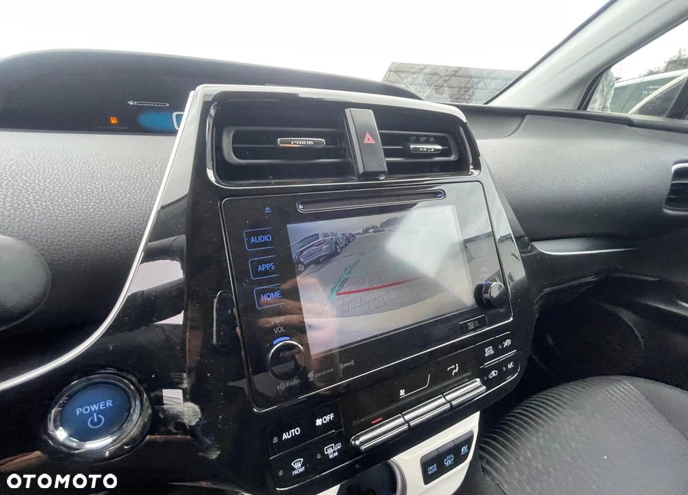 Toyota Prius ver-1-8-hybrid-executive - 17