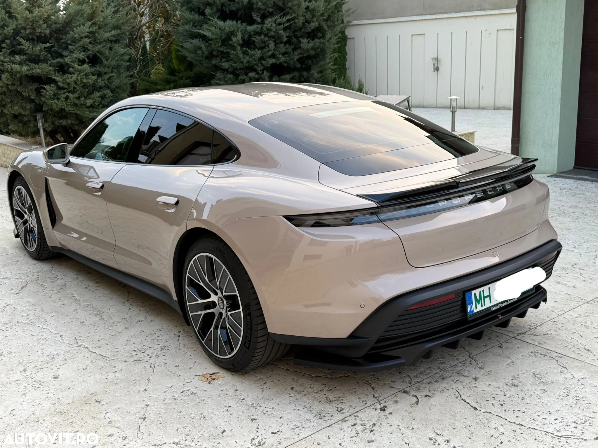 Porsche Taycan - 6