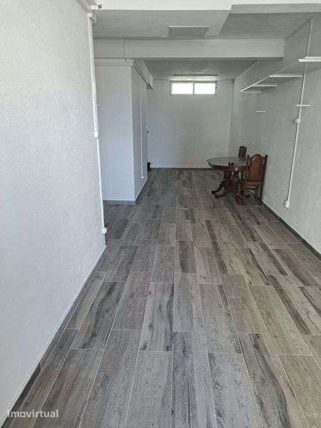 Garagem com wc e mini cozinha - Grande imagem: 3/7
