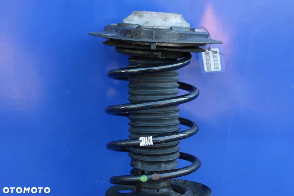 Amortyzator spręzyna przedni przód prawy = lewy OE Mercedes W212 A2123209738  do Mercedes W212 Lift E350 2013r Kombi pakiet  AVANTGARDE      Rocznik 2013 model e350  pakiet AMG     Silnik  642852 M642 V6 3.5 cdi  272 KM (200 kW)     Skrzynia biegów 722.903     197   czerń obsydianu - lakier metaliczny     241A Skóra - czerń / antracyt     244 Sportowe fotele z przodu     277    Kierownica sportowa     486    Zawieszenie sportowe znaków drogowych     631   Reflektory LED statyczne     608  Automatic High Beam Switch (IHC)     772  AMG-Styling - spojler przedni, progi boczne  AP0826 (2) - 2
