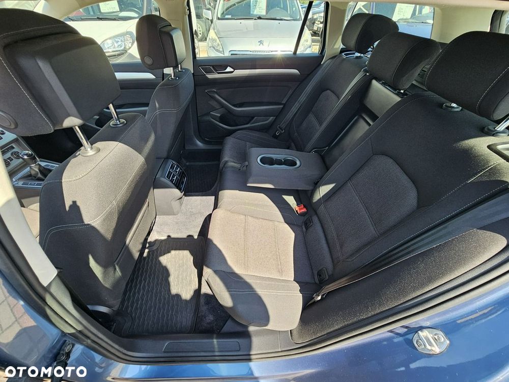 Volkswagen Passat - 32