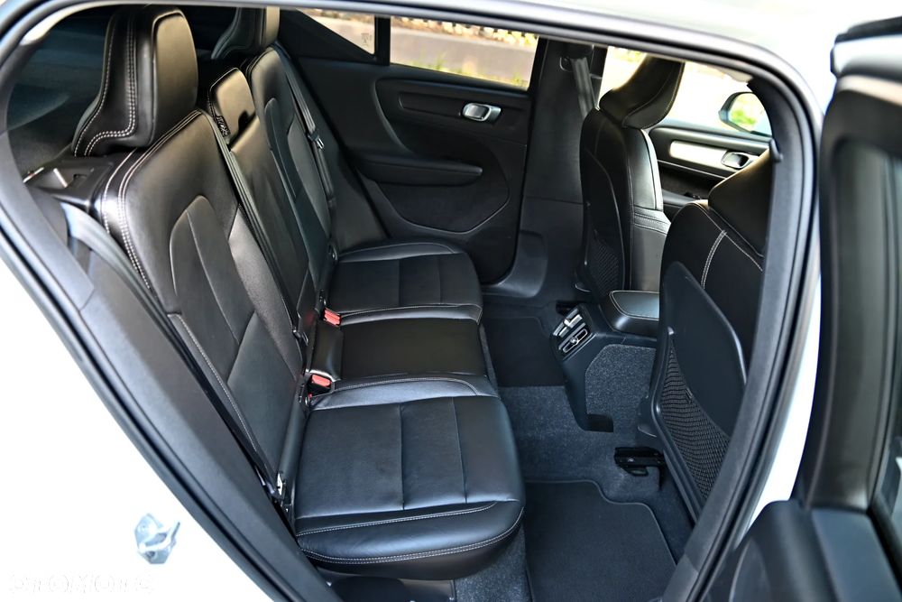 Volvo XC 40 T3 Geartronic Momentum Pro - 23