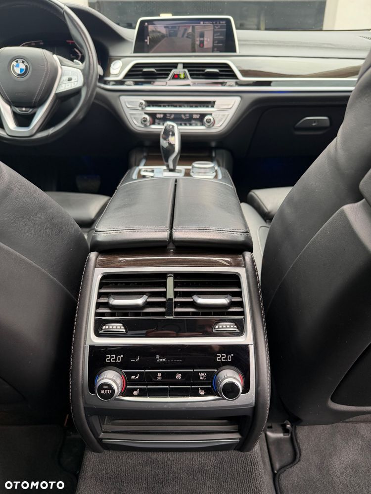 BMW Seria 7 740Li - 29
