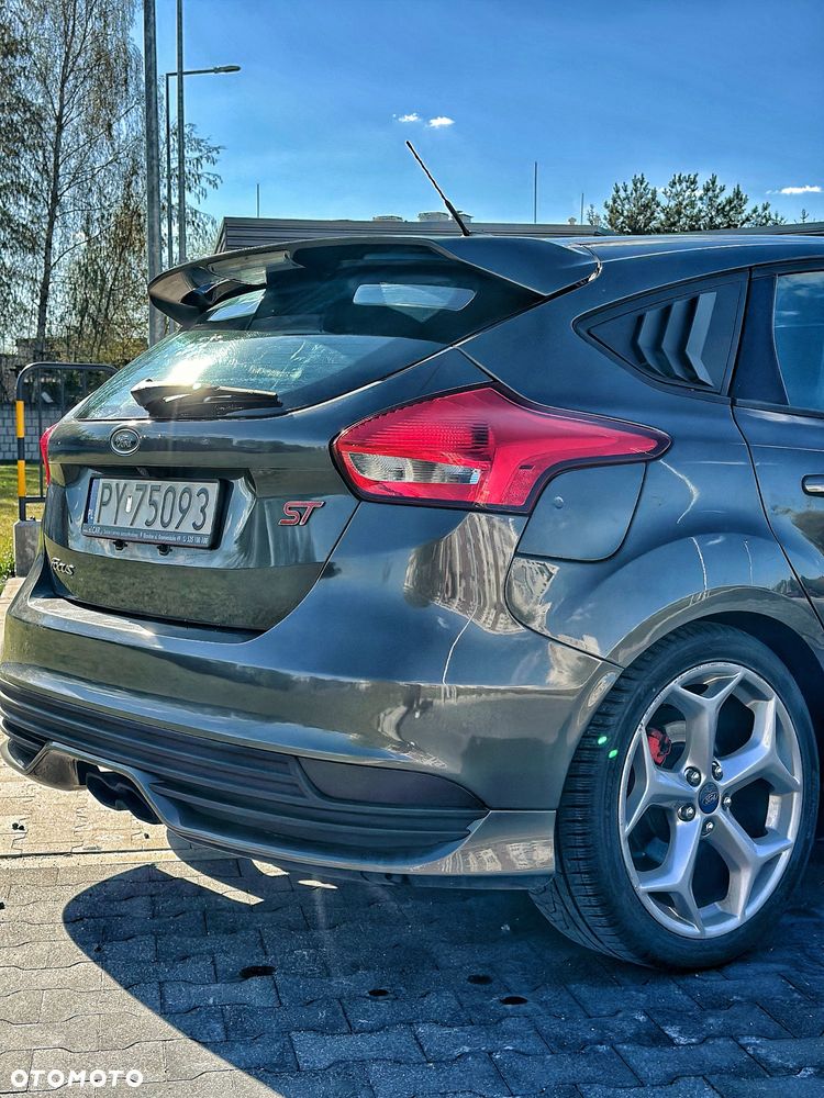 Ford Focus 2.0 EcoBoost ST mit Leder-Sport-Paket - 17