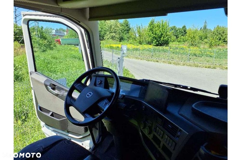 Volvo Vehicle Tractor 4x2 Standard - 3