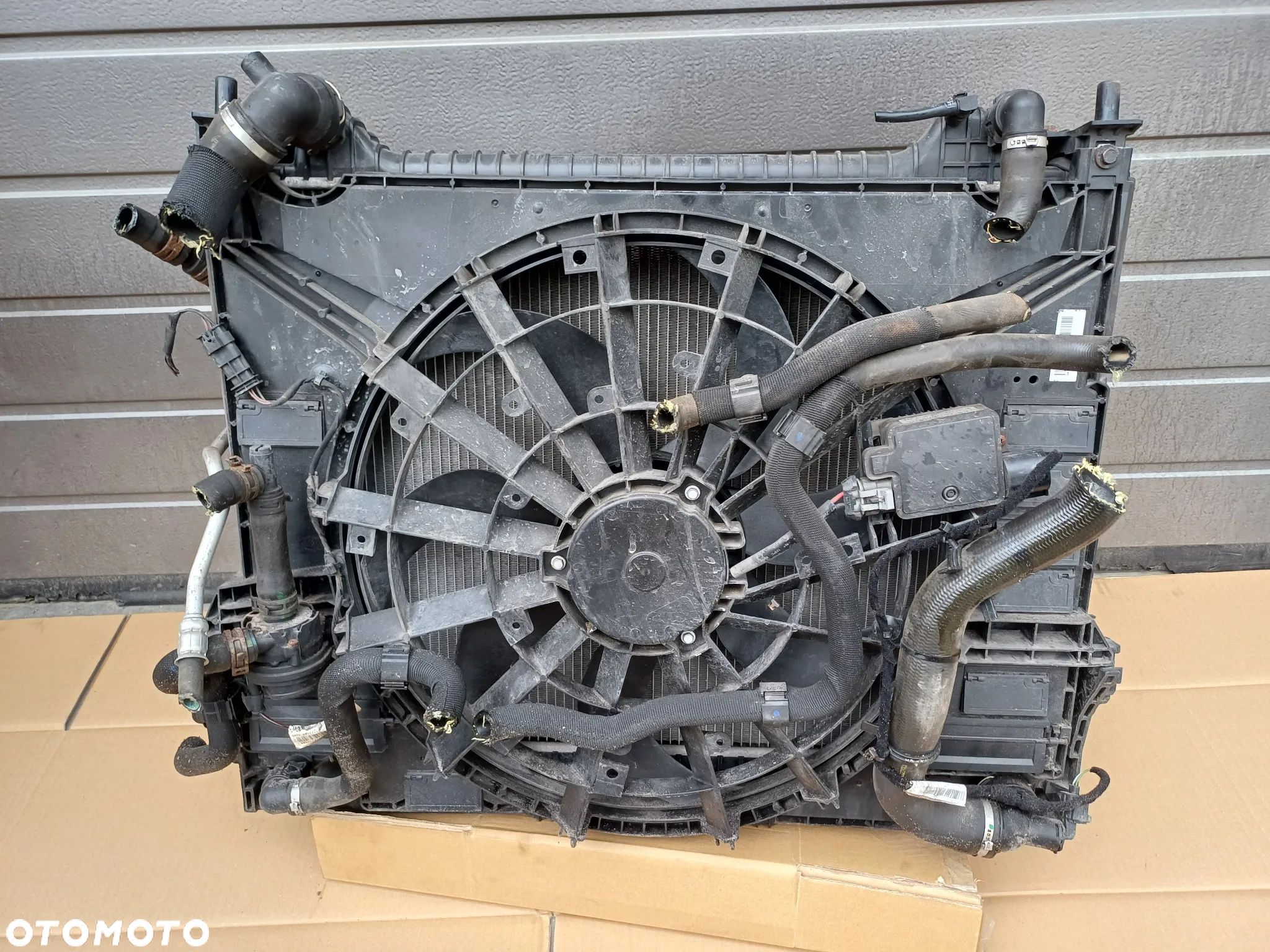JAGUAR XE X760 XF X260 Chłodnice wentylator HK83-8C607-AE - 1