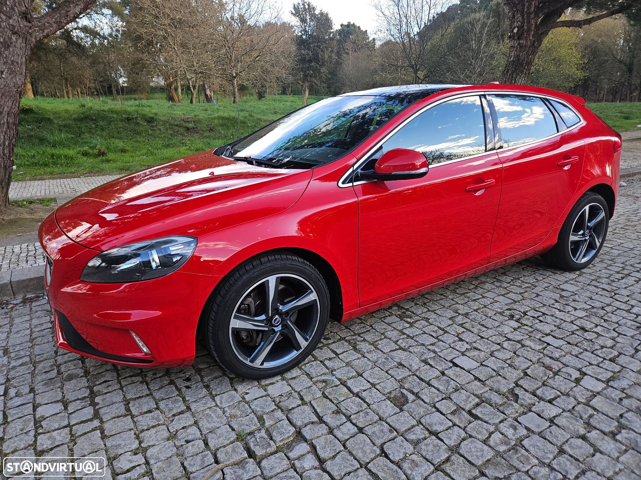 Volvo V40 2.0 D4 R-Design - 1