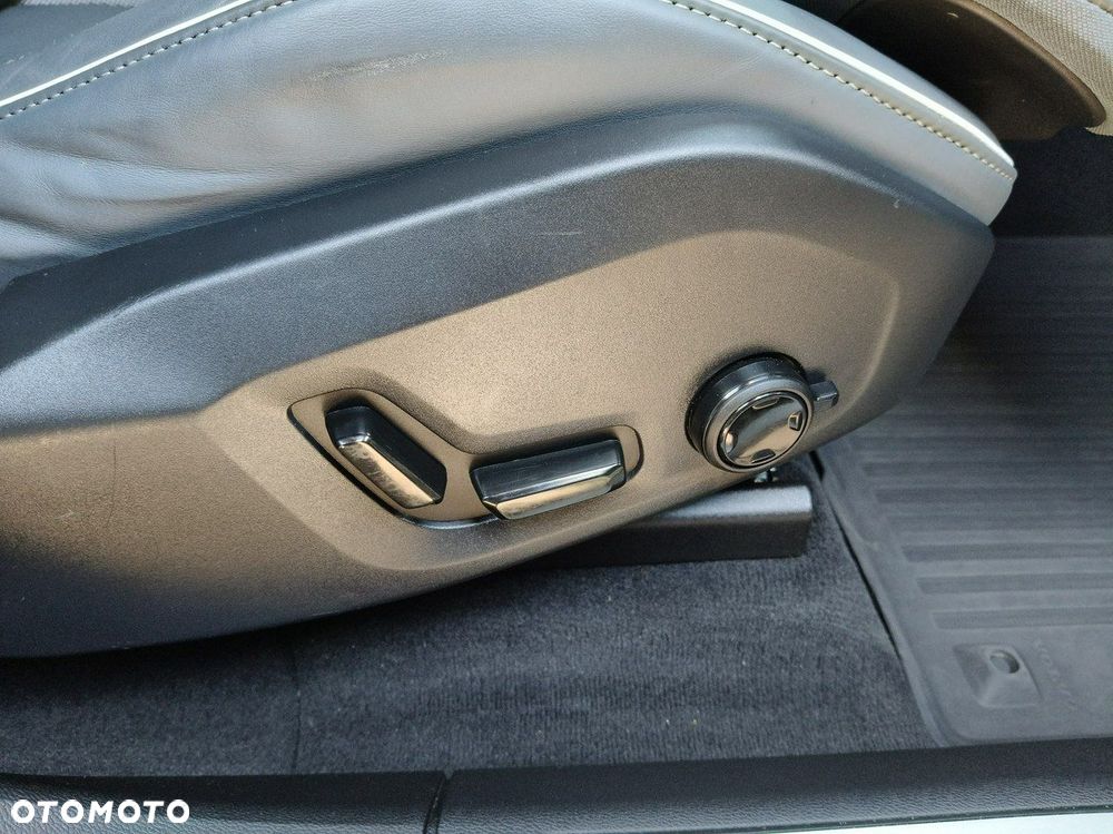 Volvo XC 60 B4 D AWD R-Design - 19