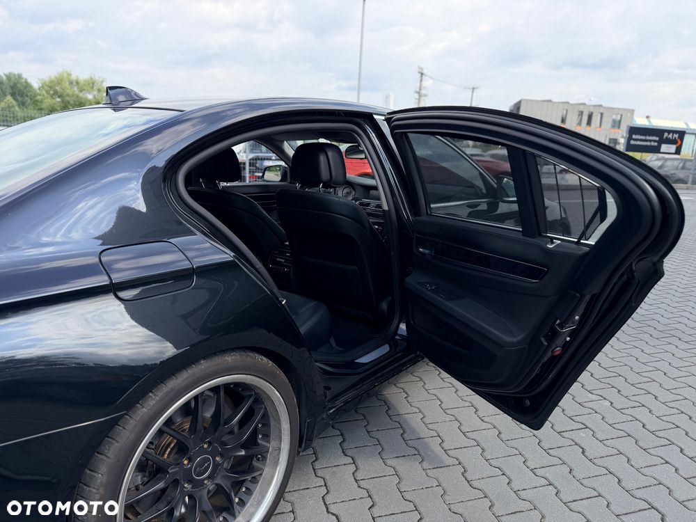 BMW Seria 7 750i - 32