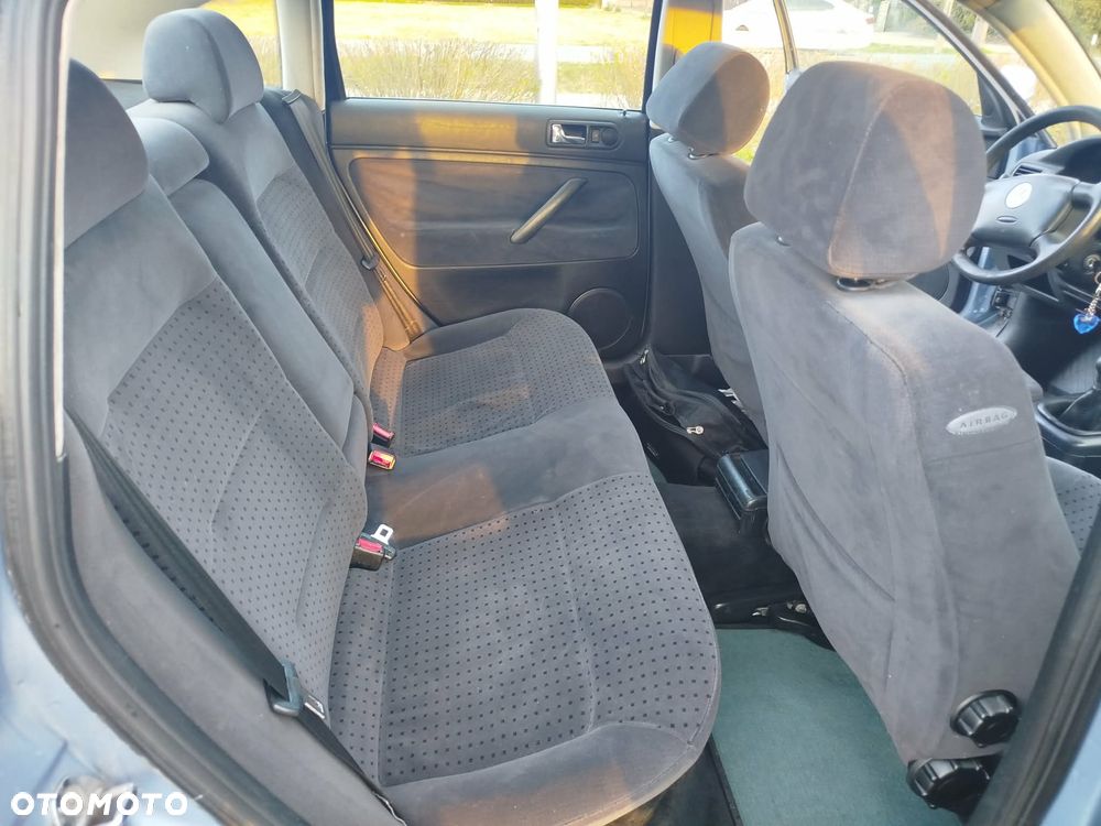 Volkswagen Passat 1.8 - 24