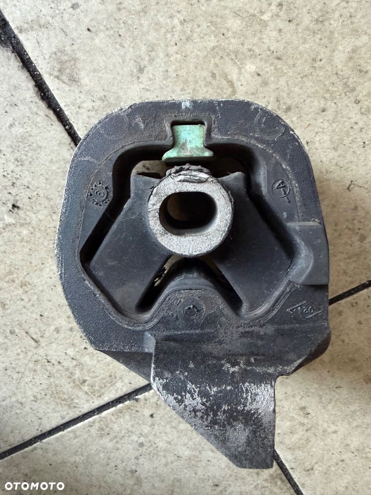 Poduszka łapa skrzyni biegów tył napęd Renault Master III 8200675064 - 1
