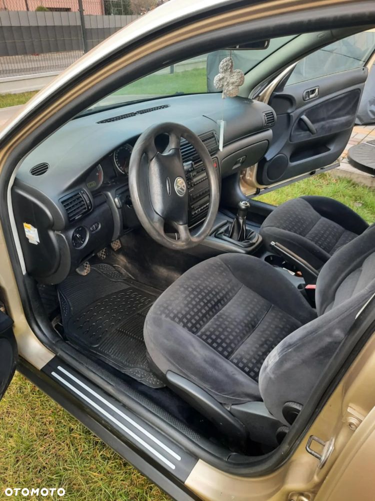 Volkswagen Passat 1.9 TDI Comfortline - 12