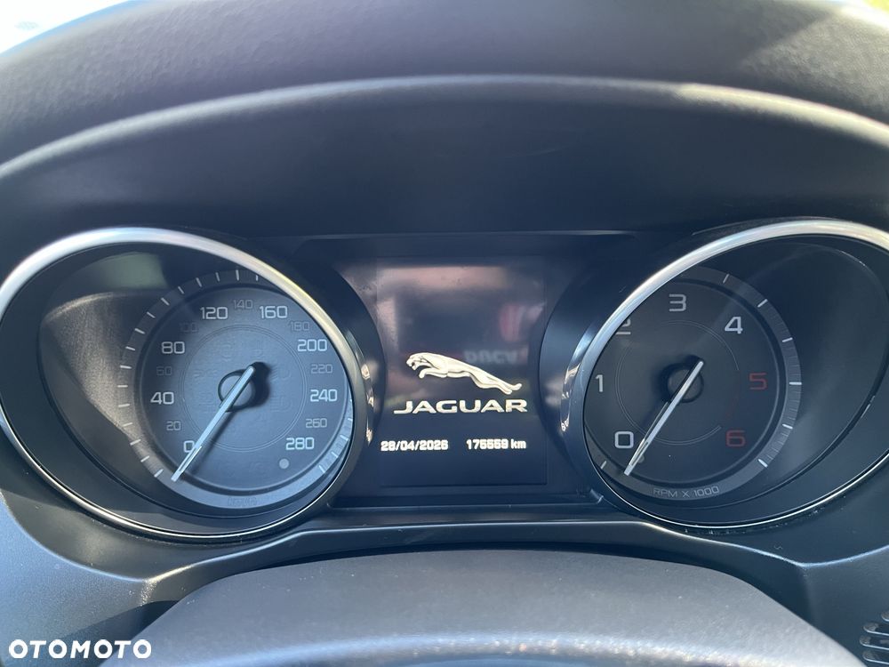 Jaguar XE - 8