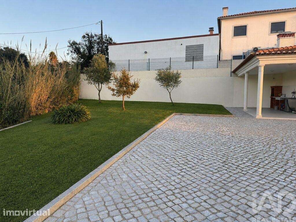 Casa tradicional T3 em Valado dos Frades de 563,00 m2 - Grande imagem: 5/25