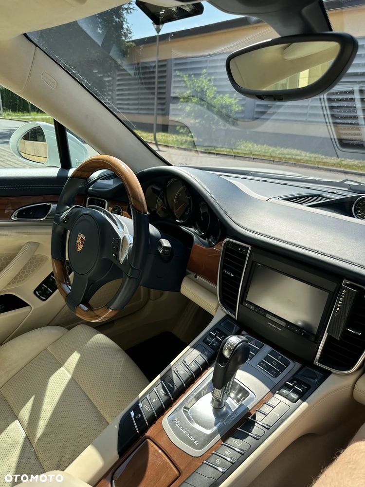 Porsche Panamera Turbo PDK - 35