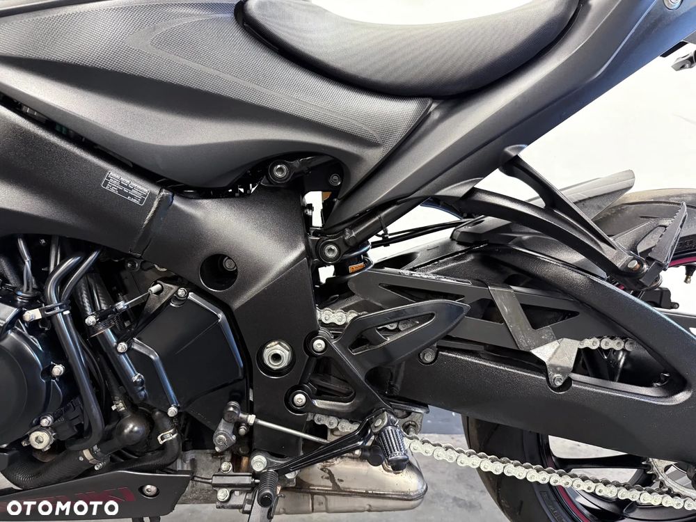 Suzuki GSX - 21