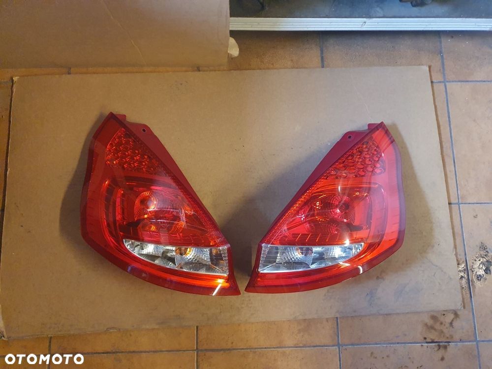 LAMPA L/P TYŁ FORD FIESTA MK7 VII - 1