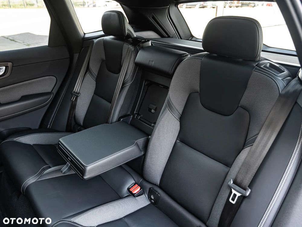 Volvo XC 60 B4 B Plus Dark - 29