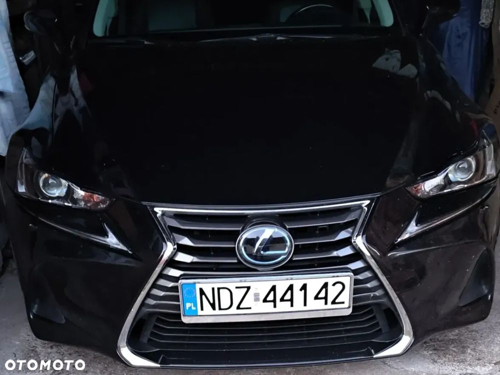 Lexus IS 300h Black - 32