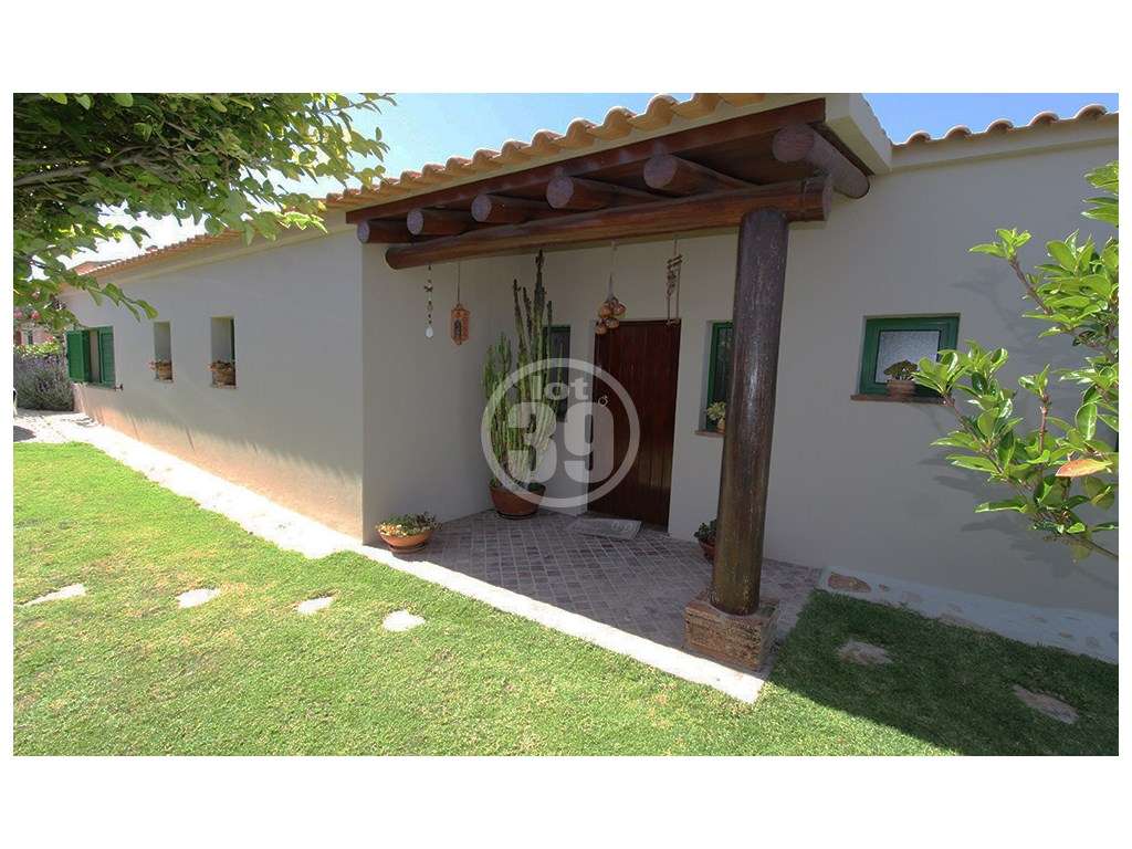 Moradia T4 com Piscina, Jardim e Vistas Panorâmicas no Centro de Algoz - Grande imagem: 3/49
