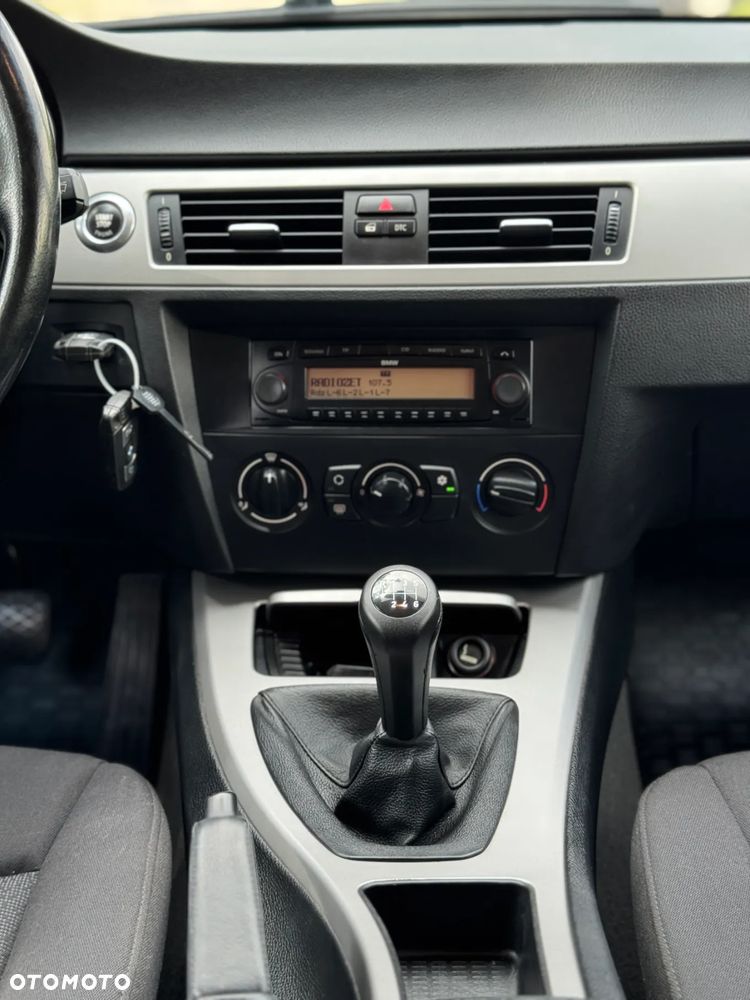 BMW Seria 3 320i Touring - 26