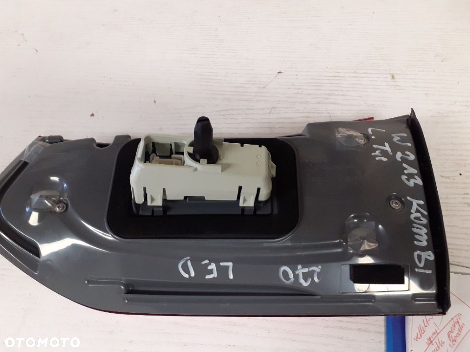 LAMPA TYLNA MERCEDES W213 KOMBI LEWA A2139069500 - 2