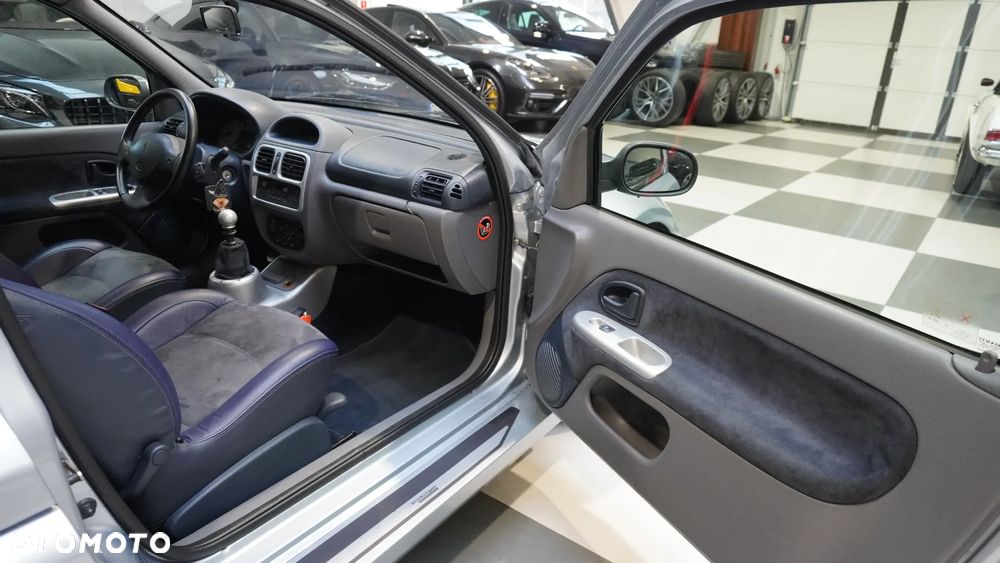 Renault Clio 3.0 V6 Sport - 8