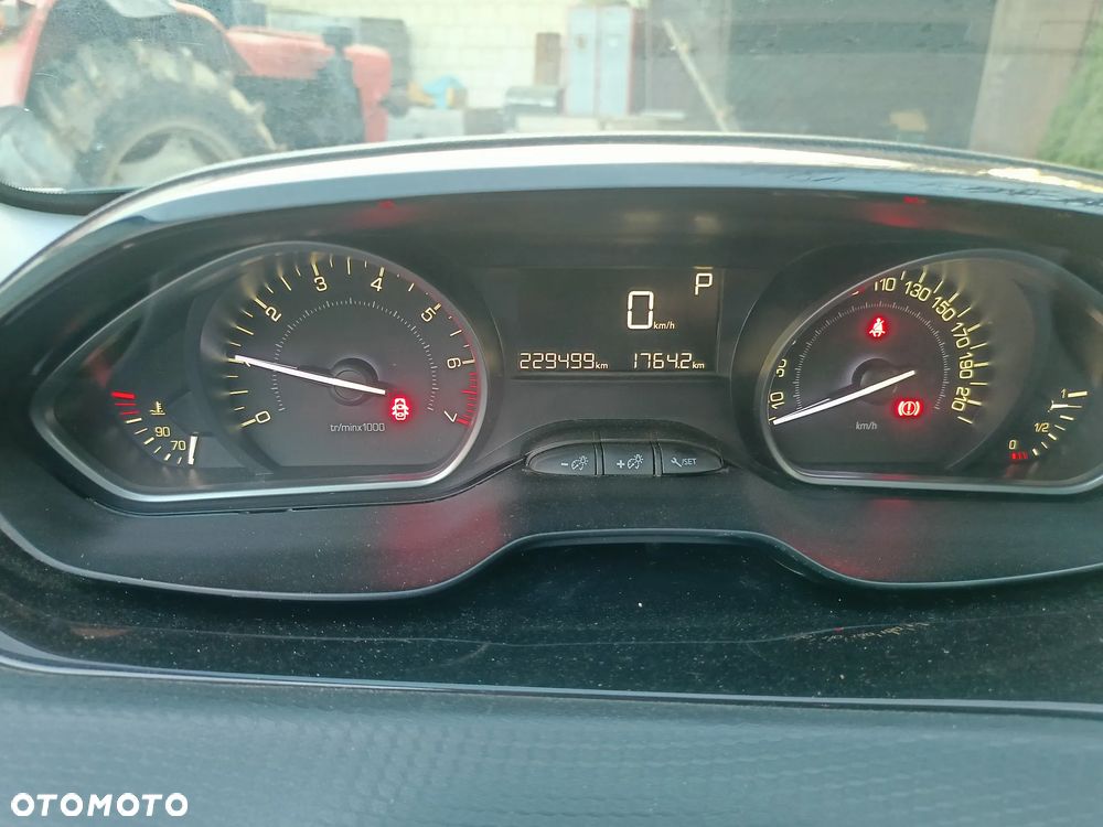 Peugeot 2008 1.2 Pure Tech Allure S&S EAT6 - 4