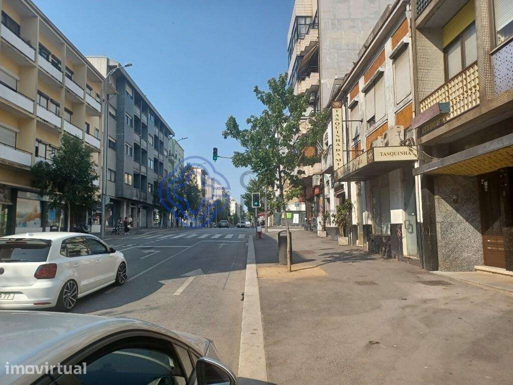 Prédio composto por dois comércios e um apartamento T4 - Grande imagem: 4/37