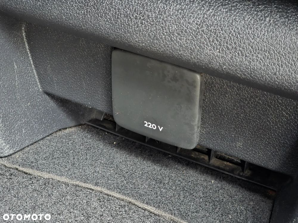 Peugeot Traveller L2 2.0 Allure - 26