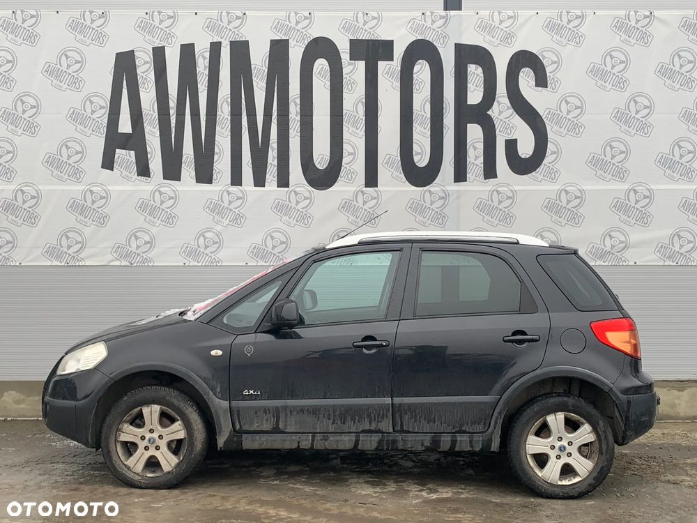 FIAT SEDICI 2006 *SAMOCHÓD NA CZĘŚCI* 3999 MASKA, LAMPA, DRZWI, LUSTERKO, ZDERZAK, GRILL, BŁOTNIK, KLAPA, BELKA, DESKA, FOTELE, KANAPA, ĆWIARTKA KIEROWNICA, TARCZE, ZACISKI, ZAWIESZENIE, KOMPLETNY PRZÓD, KOMPLETNY TYŁ, LICZNIK, ZEGARY, PRAWE LEWE PRZÓD TYŁ - 1