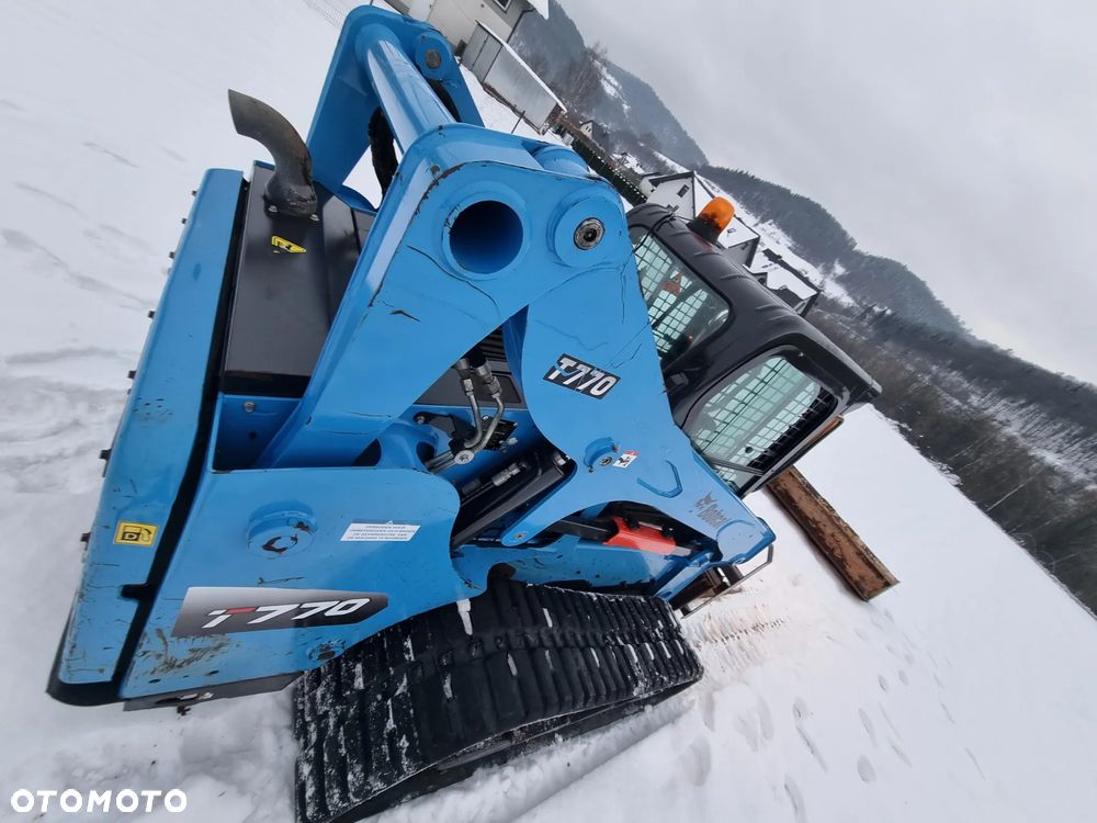 Bobcat T770 Ładowarka Gąsienicowa Udzwig 2,5 tony. Amerykańska potężna Ładowarka 2021rok  654mth z Norwegii! KLIMA! Potężna Moc silnik Turbodoładowany bobcat 100km! Widły łyżka. Linie Hydrauliczne dodatkowe. Aktualna DEKRA 2026r. Podzespoły gąsienice zero zużycia! Cała maszyna sterowana z dżojstika! - 34